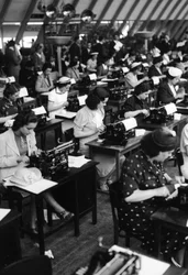 Písaři pracující, Itálie, 1938 (skleněná deska)