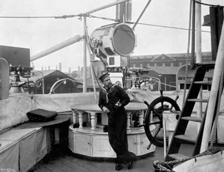 Holofot na palubě HMS Imperieuse, 1896
