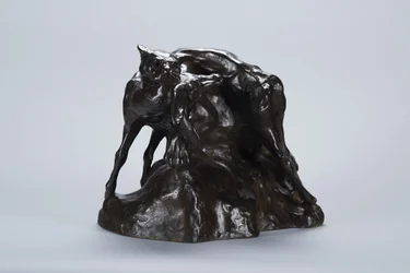 Puma Carrying Deer Carcass, cca 1900 (bronz)