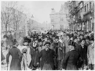 Průvod na okružní třídě ve Vídni. tisk podle olejomalby Theo Zasche z roku 1900