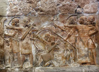 Lukostřelci asyrské armády dobývají opevněné město, reliéf z Nimrudu, kolem roku 865 př.n.l.