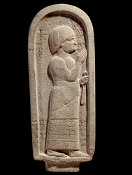 Čedičová pohřební stéla Si Gabbora kněze boha měsíce. aramejský epitaf. 7. století před naším letopočtem. Ze Sýrie. Paříž, muzeum Louvre
