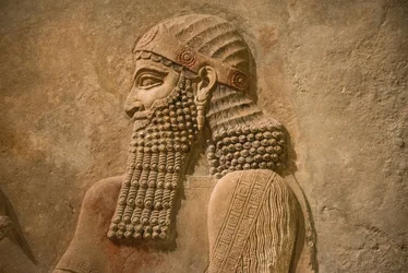 Detail asyrského krále Sargona II. z paláce krále Sargona v Chorsábádu, kolem roku 716-713 př. n. l.