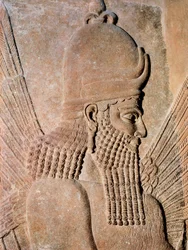 Detail alabastrového reliéfu představujícího ochranné křídlo Džina z paláce Sargona II (Dur Sharrukin), krále Asýrie v Iráku Khorsabad. 722-705 př. n. l. (alabastrový reliéf)