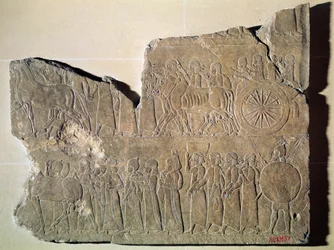 Fragment reliéfu zobrazující průvod válečných zajatců z Asurbanipalova paláce v Ninive (kámen)