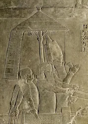 Reliéf zobrazující vůz krále Asurbanipala (669-626 př. n. l.), detail stříšky, z Asurbanipalova paláce v Ninive (kámen)