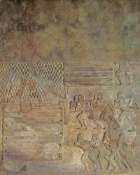 Reliéf zobrazující skladování dřeva na pobřeží před přepravou po moři, z paláce Sargona II., Chorsabád, Irák (kámen)