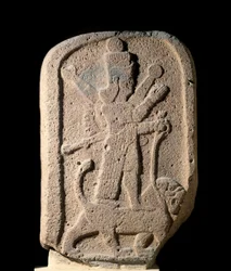 Stéla zobrazující bohyni Ištar z Arbely držící lva. Čedičový reliéf z novoasyrského období, 1000-612 př. n. l. 8. století př. n. l. Paříž, muzeum Louvre