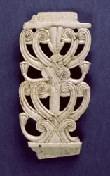 Fragment palmety z pevnosti Shalmaneser, Nimrud, 8. století před naším letopočtem