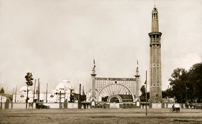 Grenoble (Isère, Dauphiné): Mezinárodní výstava bílé energie a cestovního ruchu v roce 1925 - monumentální vchod a Orientační věž (Perretova věž) - postavené bratry Augustem (1874-1954) a Gustavem (1876-1952) Perretovými, vysoké 95 metrů a téměř 8 metrů