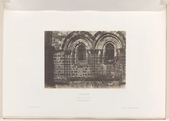 Detail fasády kostela Božího hrobu v Jeruzalémě Jeruzalém. Saint Sepulcre. Partie supérieure de la fasáda (titul na objektu)