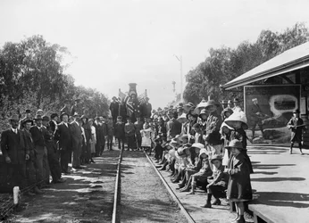 Cestovní náborový vlak na nádraží s některými občany města (Donor Queensland Recruiting Committee), Wallumbilla, Queensland, kolem roku 1916