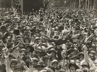 Dav na Martin Place, Sydney, oslavující zprávu o podepsání příměří, 11. listopadu 1918