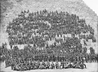 Skupinový portrét všech původních důstojníků a mužů 11. praporu, 3. brigády, AIF, 10. ledna 1915