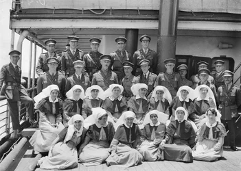 Skupinový portrét vyšších lékařů a personálu na palubě HMAT Wahehe, během zpáteční cesty do Austrálie, září 1919-říjen 1919