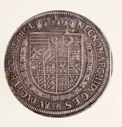 Stříbrná mince (tolar) z Tyrolska: vláda císaře Rudolfa II. (Rodolphe II) (1552-1612). Průměr 4 cm, Neapol, Národní archeologické muzeum