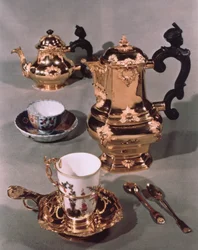 Čajová konvice, cukřenka, konvička na čokoládu a hrnek ze snídaňového servisu Míšeň vyrobený Domankem, Vídeň, 1750 (porcelán a zlato)