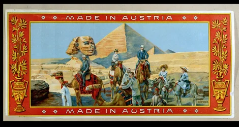 Turisté u pyramid v Egyptě, štítek z krabice na fez, kolem roku 1914