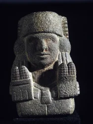 Aztécké umění: vyobrazení Chicomecoatl (zvané také Xilonen), bohyně kukuřice a plodnosti. Národní antropologické muzeum, Mexiko