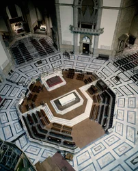 Pohled na osmiboký mramorový chór vyrobený Baccio Bandinelli (1488-1560) (Bartolommeo Brandini), uvnitř katedrály ve Florencii (Duomo Santa Maria del Fiore). 1555, Florencie, Itálie