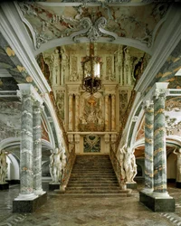 Pohled na velké schodiště zámku Augustusburg, navržené architektem Johannem Balthasarem Neumannem (1687-1753), Brühl, Německo