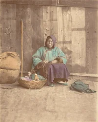 [Číňanka sedící s košíkem], 70. léta 19. století.