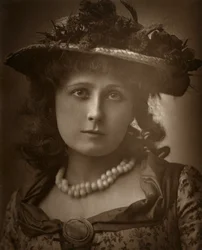 Britská herečka Helen Forsyth v Sophii, 1886