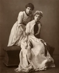 Britské herečky Eweretta Lawrence a Grace Otway ve filmu On Change, 1886
