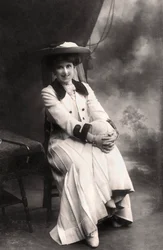 Decima Moore 1871-1964, anglická herečka, 1907