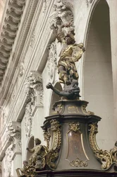 Kazatelna, nazývaná také Kazatelna pravdy, detail: Michael a drak, 1749 (zlacení, dřevo a intarzie) (viz také 252679 a 252681).