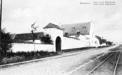 Farma La Haye-Sainte, na cestě z Charleroi do Bruselu a důležité strategické místo pro Wellington během bitvy u Waterloo, pamětní pohlednice c.1912 (fotolitho)