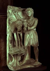 Mlátit pšenici: Červenec ze sochařského kalendáře Práce měsíců, cca 1200 (kámen)