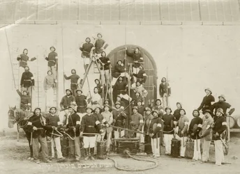 Skupinový snímek hasičů v Zichron Jaakov, asi 1898-1900
