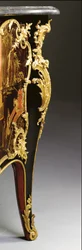 Komoda Ludvíka XV., kolem roku 1740 (černá čínská montáž na ormolu, polychromovaný a zlacený lak, had, mramor a vernis)