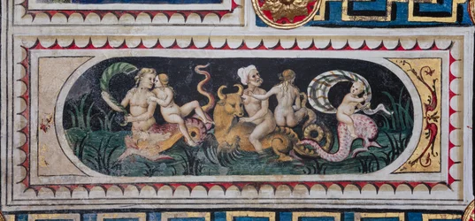 Knihovna Piccolomini, strop: menší panel s výjevem námořního thiasa (tritony, putto a nereida), freska od Bernardina di Betto, známého jako Pinturicchio.
