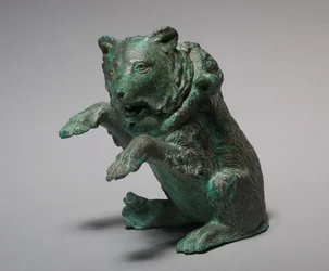 Olejová ampulka v podobě tančícího medvěda, 3. století (bronz)