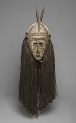 Bolo Mask, Burkina Faso (dřevo, pigment a vlákno)