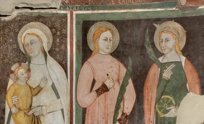Severní transept, oltář sv. Michaela Archanděla, za oltářním obrazem fresky Bonifáce Bemba, panna a dítě svaté Akviliny a svaté Kateřiny Alexandrijské