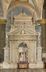Severní transept, oltář sv. Michaela Archanděla, za oltářním obrazem fresky Bonifáce Bembo, panna a dítě svatá Aquilina a svatá Kateřina Alexandrijská, nahoře symbol Umilitas