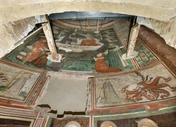 Severní transept, oltář svatého archanděla Michaela, za oltářním obrazem fresky Bonifacia Bemba, ctnosti Víra a Pokora, Korunovace Panny Marie a Kristus obklopený anděly