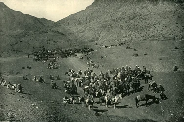 Karavana projíždějící průsmykem Khyber, 1901.