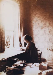 May Morris töissä, 1890-luvun alku (m/w kuva)