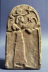 Stéla zobrazující božstvo uctívající Strom života, kanaánské období (1500-1200 př.nl) (vápenec)
