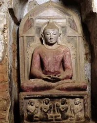 Sedící Buddha v meditaci (polychromovaný kámen)