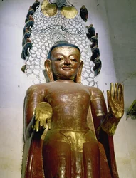 Socha stojícího Buddhy