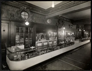 Bar v hotelu Robert Treat, Newark, New Jersey, 1916 (stříbrný želatinový potisk)