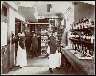Spíž v hotelu Manhattan, 1902 (stříbrný želatinový tisk)