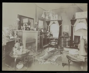 Obývací pokoj v domě dramatika Henryho Martyna Blossoma, na 23 East 30th Street, New York, 1908 (stříbrný želatinový tisk)