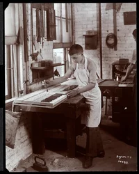 Mladý muž pracující v továrně Harrington Piano Co., 1907