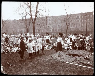 Dospělí a děti držící vlajky stojící kolem nově vykopané díry pro výsadbu stromu na Arbor Day v Tompkins Square Park, New York, 1904 (stříbrný želatinový tisk)